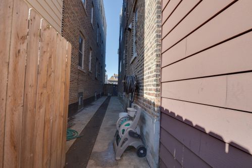 4327 Sacramento, Chicago IL 60655-2302 exterior