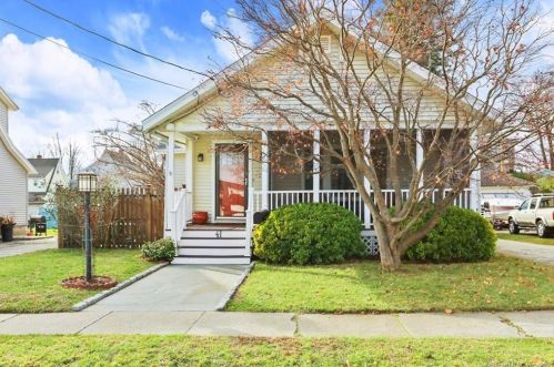 41 Hubbell Pl, Milford CT 06460-5037 exterior