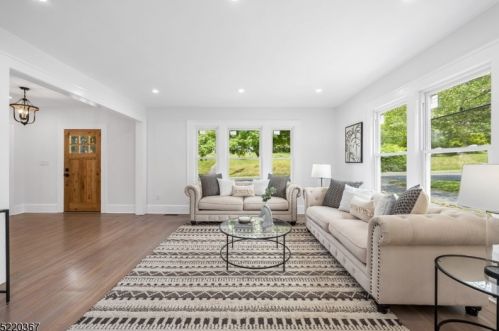 122 Ctr St, Clinton NJ 08809-1318 exterior