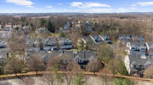 22 Alexandra Way, Clinton NJ 08809-2624 exterior