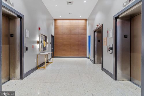 201 8th St, Philadelphia PA  19106-3519 exterior