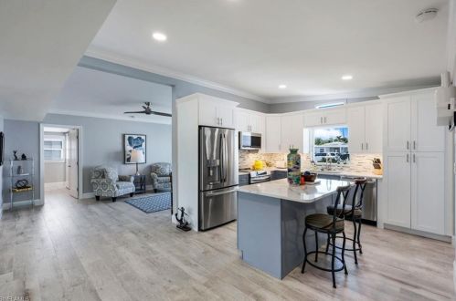 1809 Hbr Ln, Naples FL 34104-0317 exterior