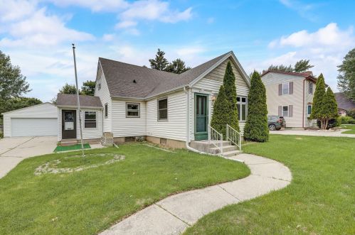 3651 89th St, Milwaukee, WI 53228-1533