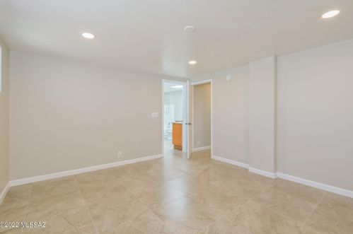 8648 Kenyon Dr, Tucson AZ  85710-4234 exterior