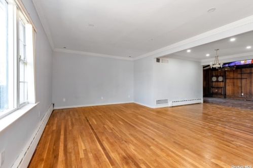 1081 Chestnut St, Valley Stream NY  11580-2157 exterior