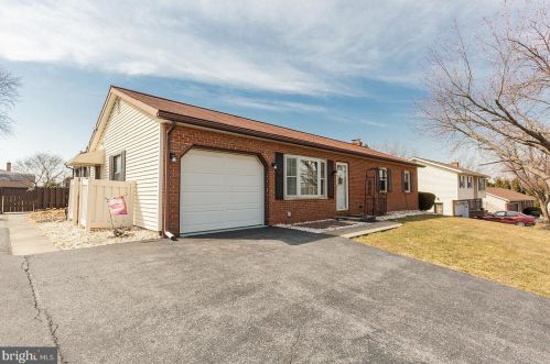 140 Longfellow Dr, Lancaster PA 17602-4048 exterior