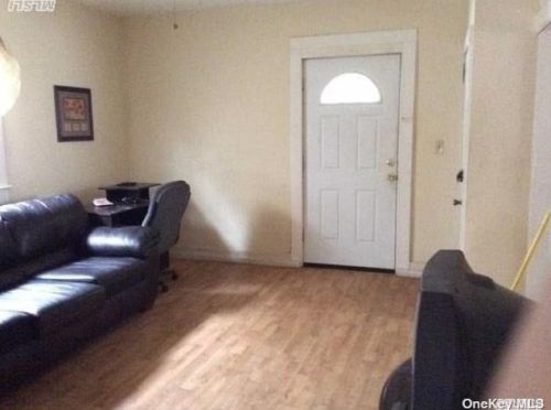 13 Railroad St, Huntington Station, NY 11746-1230