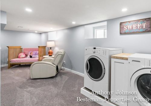 1221 Dickinson St, Grand Rapids MI 49507-2201 exterior