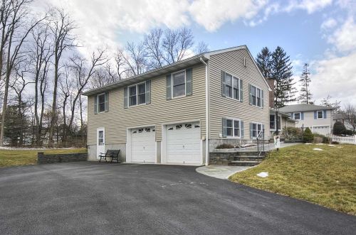 14 Lincoln Dr, Poughkeepsie, NY 12601-6004