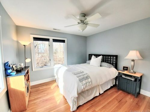 303 Mamanasco Rd, Ridgefield CT 06877-2425 exterior