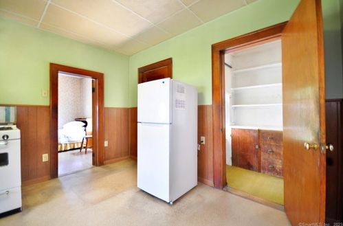 34 Windsor St, Enfield CT 06082-2815 exterior