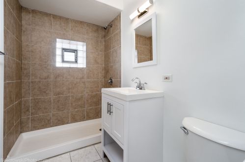 6104 Dorchester Ave, Chicago IL 60637-2811 exterior