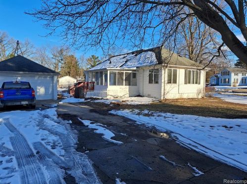 601 South Holly Rd, Fenton, MI 48430-2331