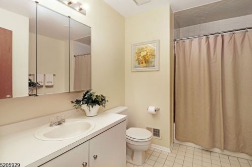 13 Castle Rdg Dr, East Hanover NJ 07936-3558 exterior