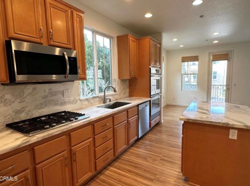 1350 Bayside Cir, Oxnard CA  93035-2148 exterior