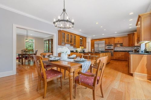 2 Farmington Rdg Dr, Farmington CT 06032-2456 exterior