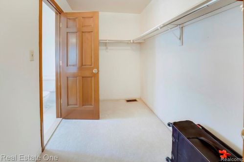 1274 Kingspath Dr, Rochester MI  48306-3726 exterior