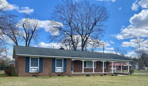 405 Elm St, Maxton, NC 28364-2215