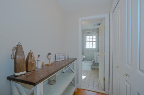 23 Concord Dr, Middletown RI 02842-5251 exterior