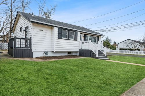 101 Sherbrooke Rd, Babylon, NY 11704-3946