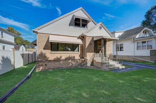 6018 Howard Ave, Milwaukee, WI 53220-1920