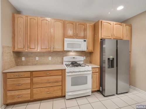 1303 Gatherings Dr, Paterson NJ 07508-1380 exterior