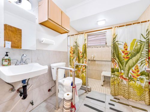 2777 Kalihi St, Honolulu HI 96819-6009 exterior