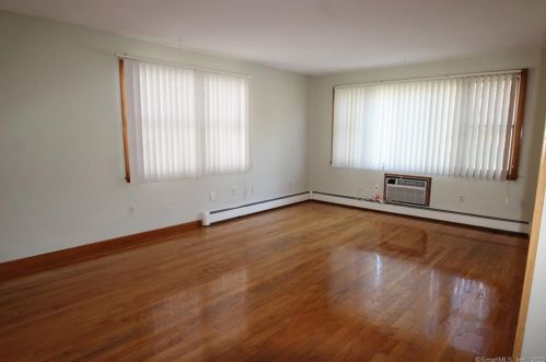 18 Earl St, Manchester CT  06040-4336 exterior