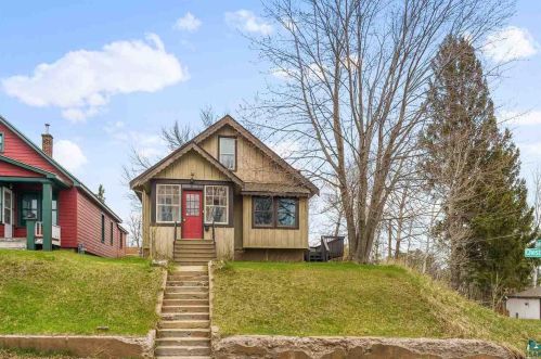 12 Chester Pkwy, Duluth MN 55805-1530 exterior