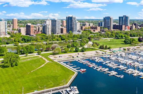 1660 Prospect Ave, Milwaukee WI  53202-2400 exterior