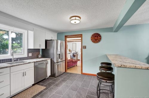 46 Eldridge St, Manchester CT 06040-5500 exterior