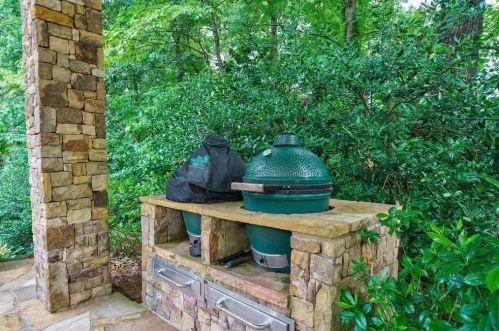 4515 Conway Dr, Atlanta GA 30327-3535 exterior