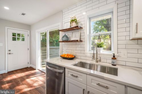 2809 James Dr, Alexandria VA  22303-1338 exterior