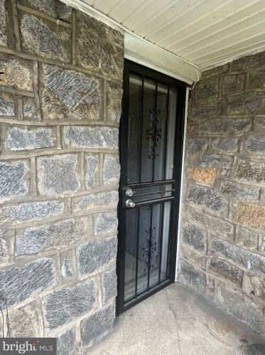 6131 Erdrick St, Philadelphia PA 19135-3516 exterior