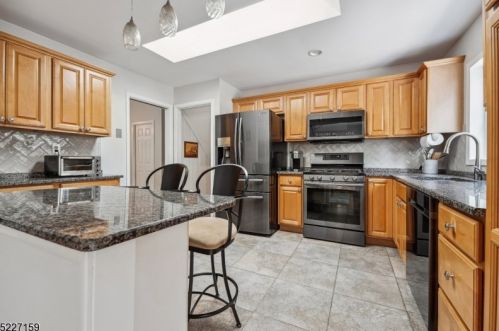 69 Sutton Dr, Berkeley Heights NJ 07922-2513 exterior