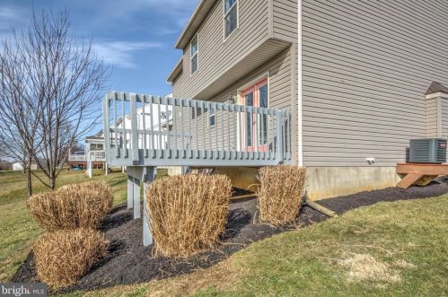 81 Apple Blossom Dr, Lancaster, PA 17602-1652