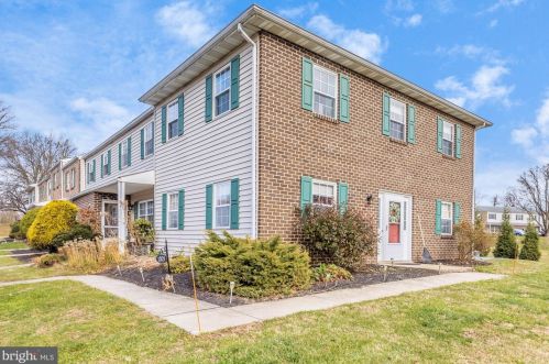 1301 Blue Jay Dr, Lancaster, PA 17601-2704