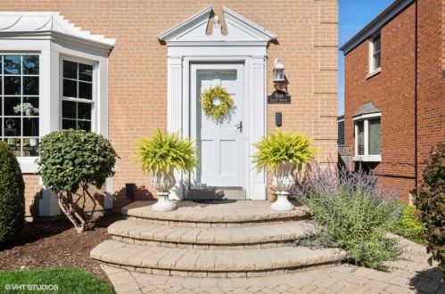 6114 Legett Ave, Chicago, IL 60646-4816