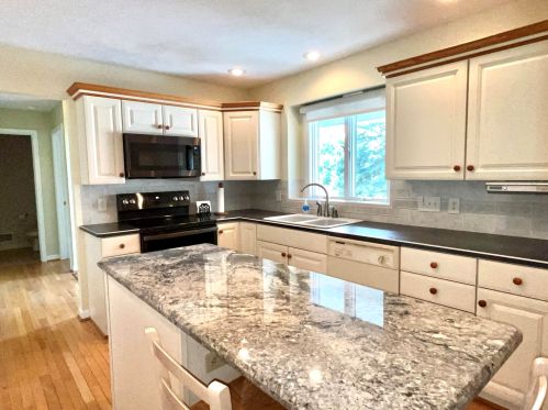 6420 Flagstone St, Kalamazoo, MI 49009-5480