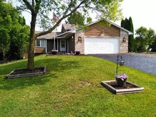 868 Woodridge Dr, Chaska, MN 55318-1266