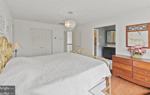 33 Bunting Brg Rd, Cookstown NJ 08511-1106 exterior