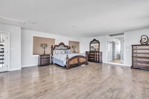 4 Lawrence Ct, Milford CT 06460-7336 exterior