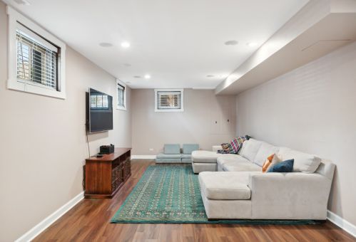 2955 Sunnyside Ave, Chicago IL 60630-3923 exterior