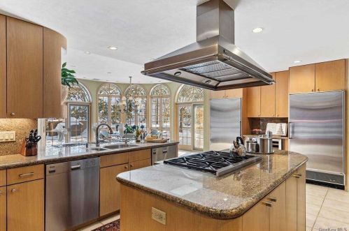 10 Durham Dr, Huntington Station NY 11746-5310 exterior