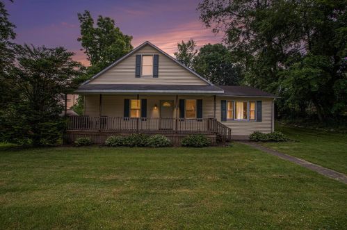 132 2nd St, Cassopolis, MI 49031-1124