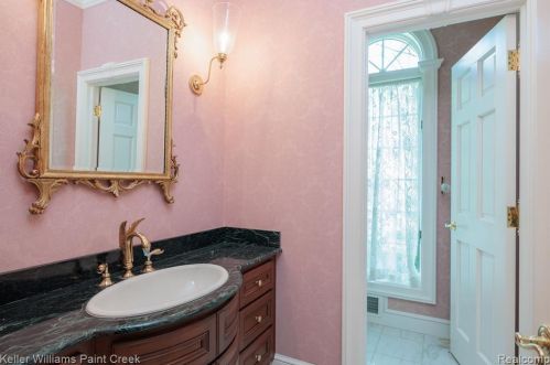 5394 Abbey Rd, Rochester MI 48307-2400 exterior