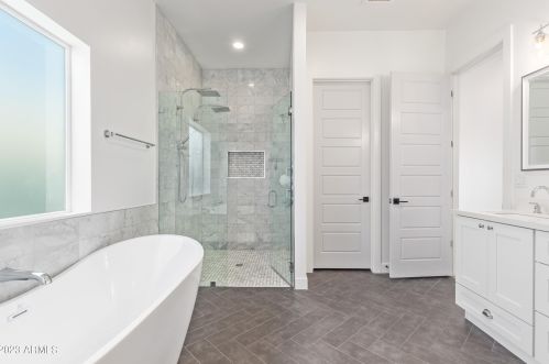 4239 42nd St, Phoenix AZ  85018-4207 exterior