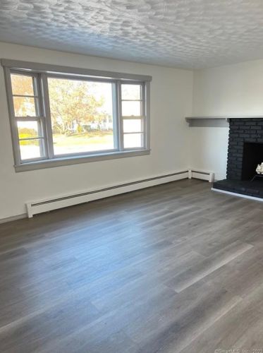 8 Marshall Rd, Enfield CT 06082-6104 exterior