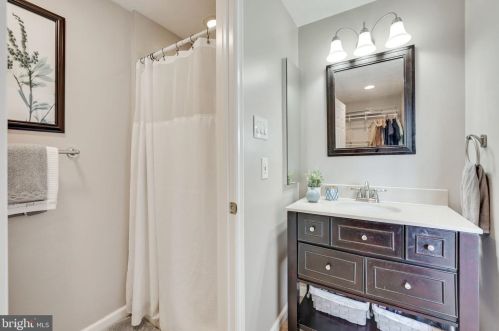 6039 Hydrangea Dr, Alexandria VA 22310-4415 exterior