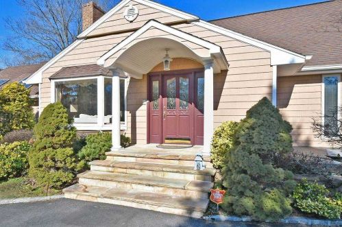 11 Oriole Way, Huntington Station, NY 11746-4910